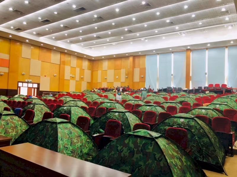 Khu vực nghỉ ngơi, cách ly của CBCNV tại hội trường Nhà máy Đạm Phú Mỹ.