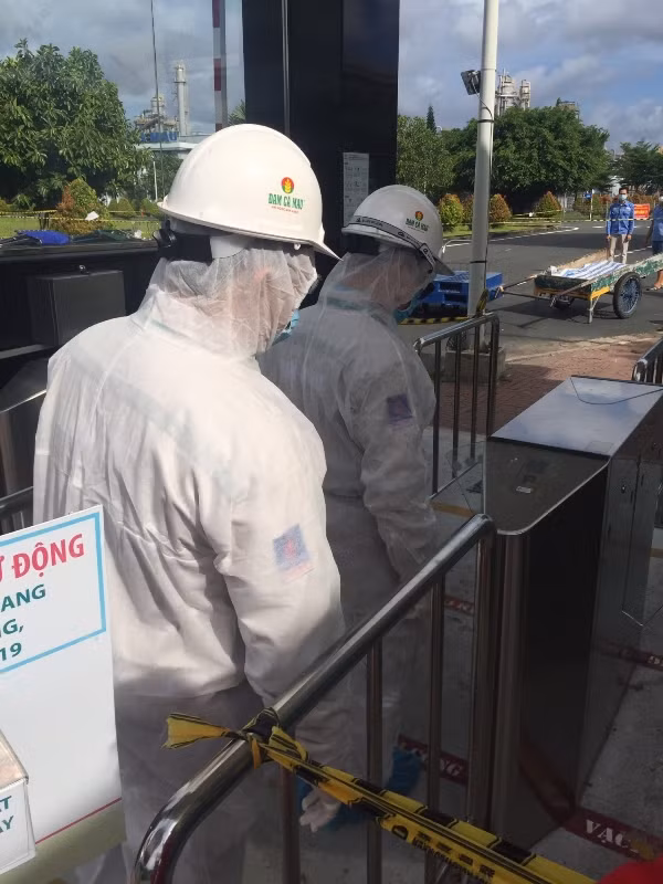 Người ra vào Nhà máy Đạm Cà Mau được kiểm soát chặt chẽ.