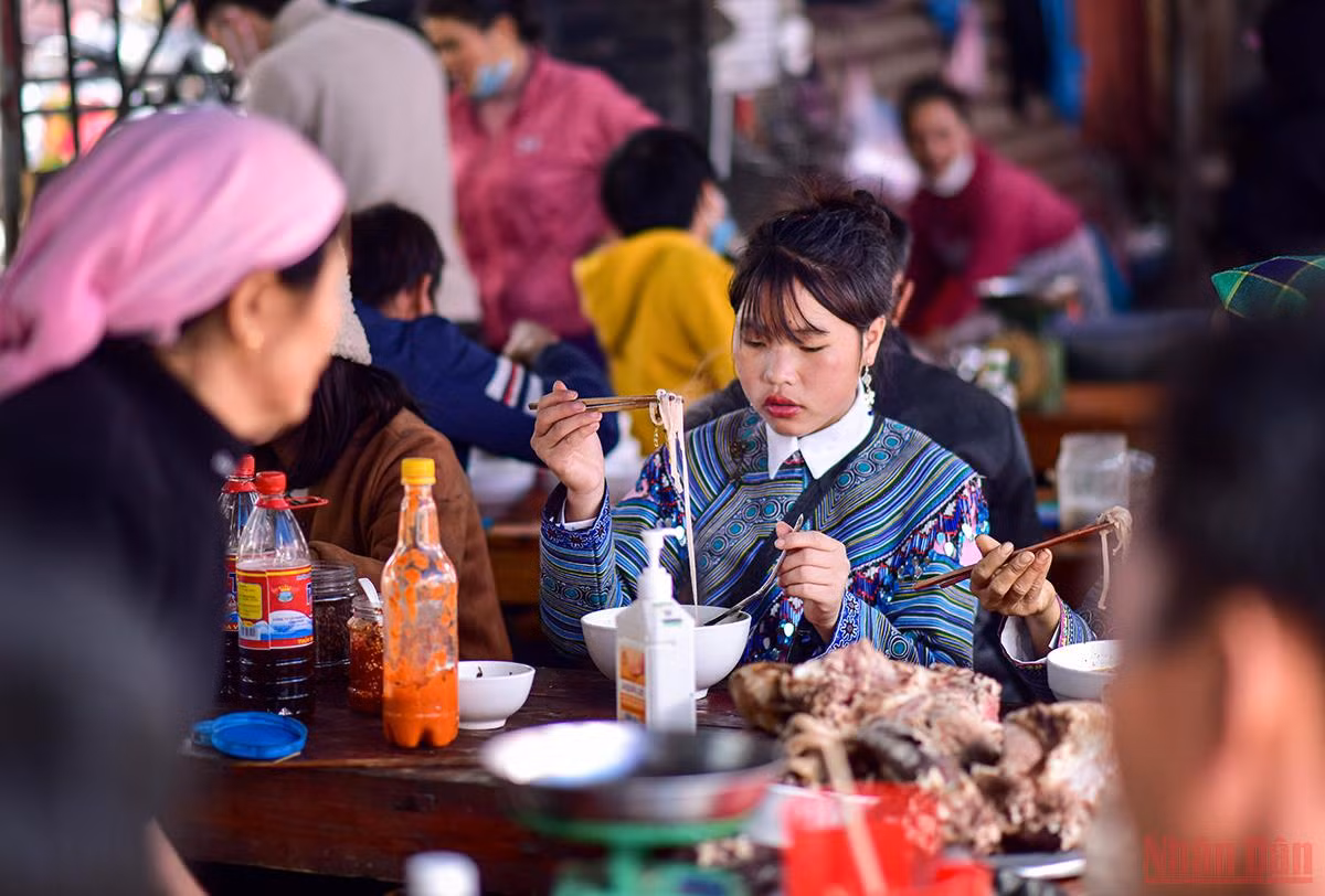 Độc đáo cảnh mẹ địu con đi chợ phiên Bắc Hà ngày giáp Tết -0
