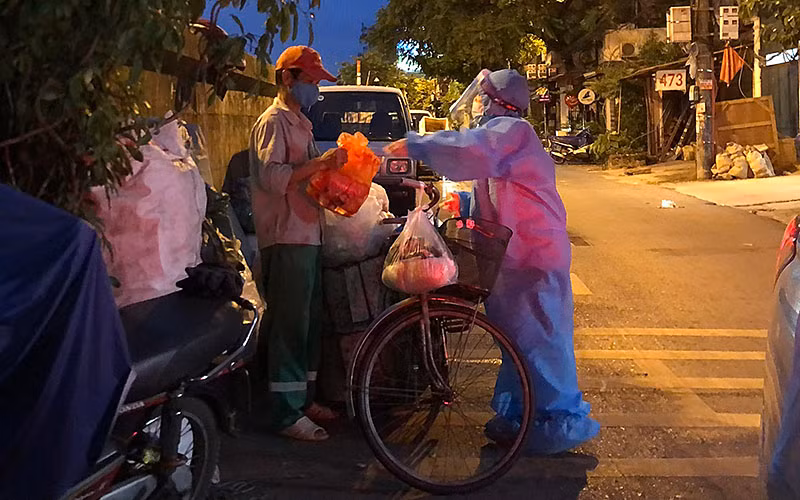 Tuổi trẻ Thủ đô xuyên đêm mang thực phẩm tặng người dân ảnh 1 Tuổi trẻ Thủ đô xuyên đêm mang thực phẩm tặng người dân -0