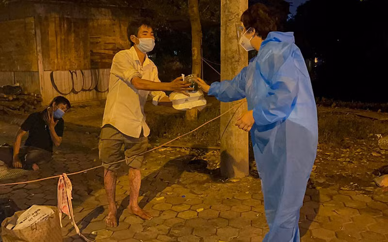 Tuổi trẻ Thủ đô xuyên đêm mang thực phẩm tặng người dân ảnh 2 Tuổi trẻ Thủ đô xuyên đêm mang thực phẩm tặng người dân -1
