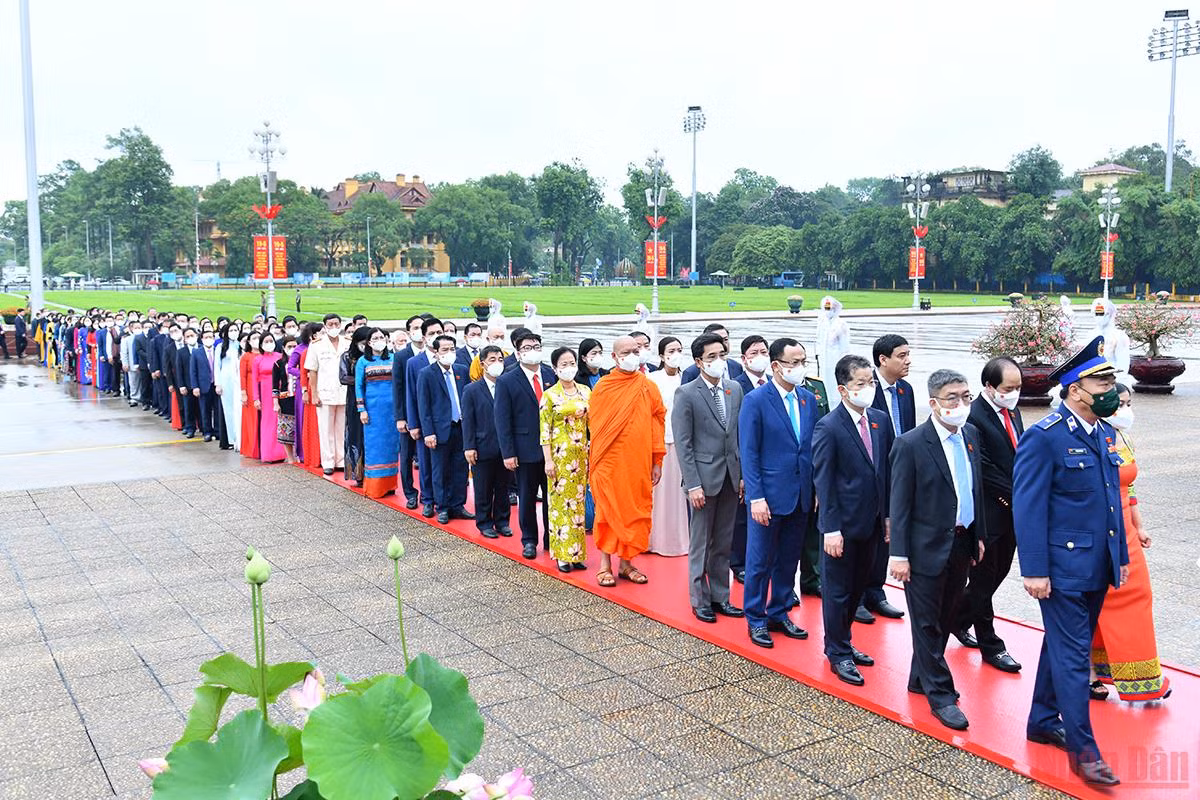 Các đại biểu Quốc hội vào Lăng viếng Chủ tịch Hồ Chí Minh -0