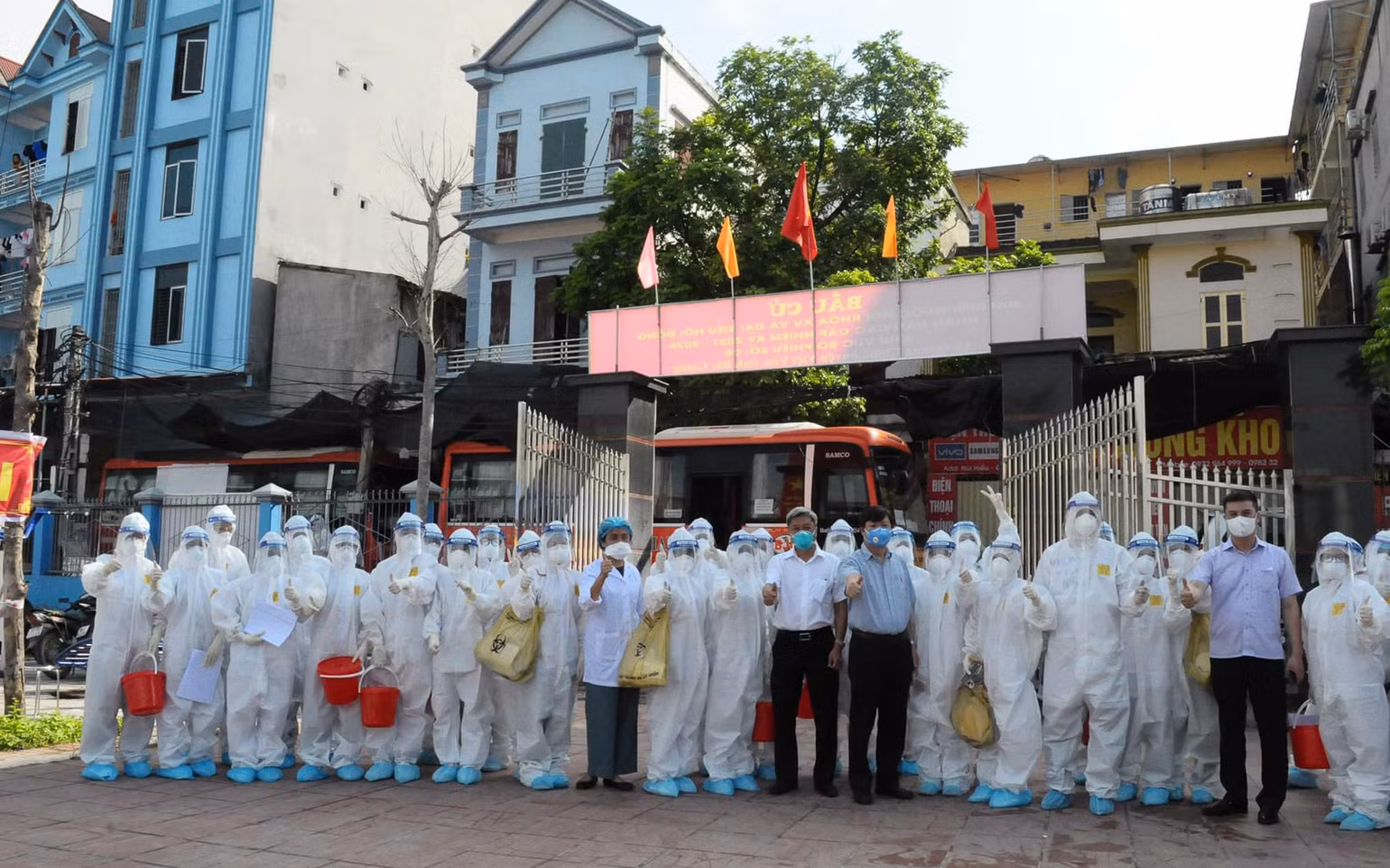 Nắng nóng không làm khó được tinh thần các chiến sĩ áo trắng -0