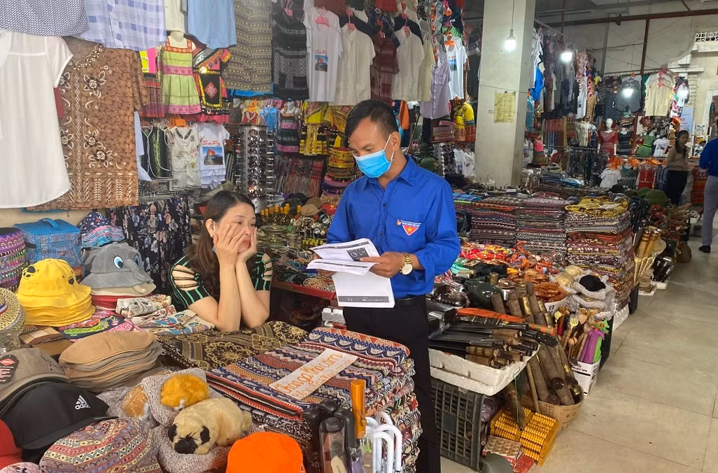 Thấm đẫm màu áo xanh tình nguyện trong chiến dịch vận động cài Bluezone -0