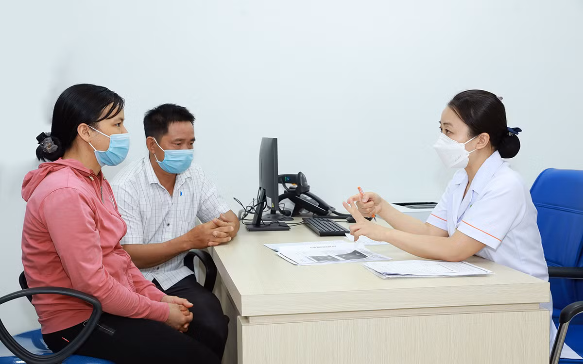 “Chỉ mong có con để ông bà có sức mạnh sống tiếp” -0