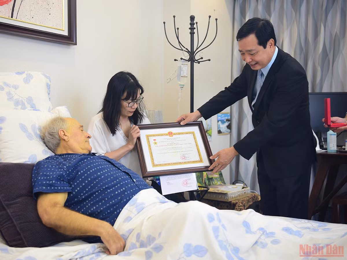 Trao Kỷ niệm chương “Vì sự nghiệp nông nghiệp và phát triển nông thôn” cho “ông Tây Nam Bộ” -0