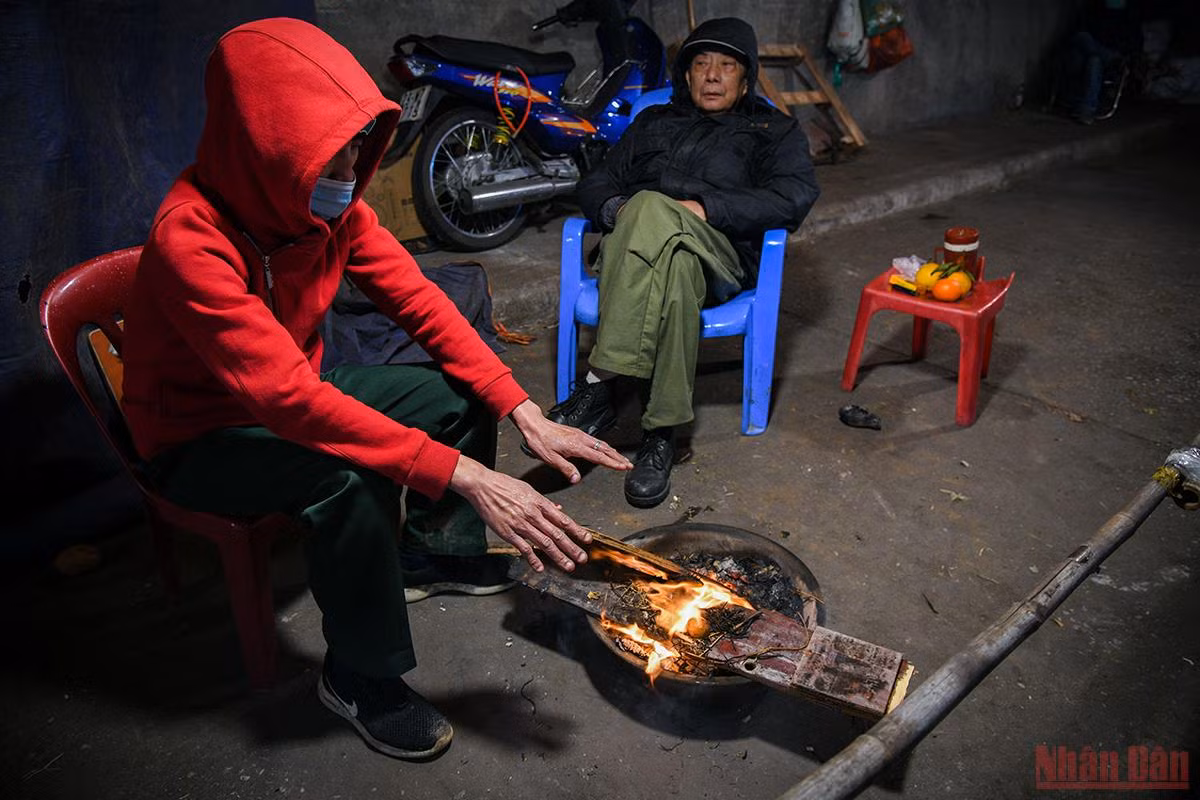 Hà Nội: Người lao động và người vô gia cư căng mình chống chọi với giá rét -0
