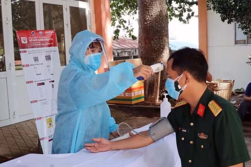 Bình Dương tiêm chủng vaccine và phun khử khuẩn diện rộng -0