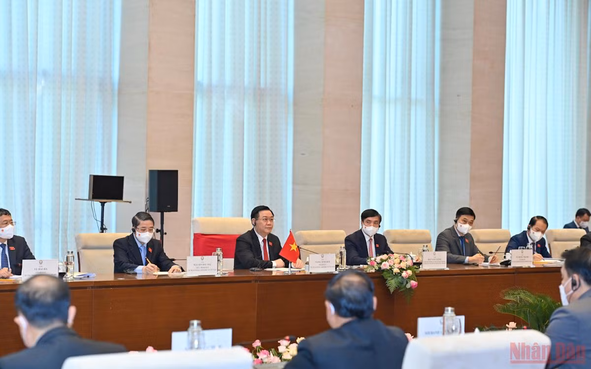 Chủ tịch Quốc hội Vương Đình Huệ đón, hội đàm với Chủ tịch Quốc hội Lào Saysomphone Phomvihane -0