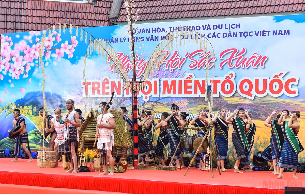 Chủ tịch nước Nguyễn Xuân Phúc dự Ngày hội “Sắc Xuân trên mọi miền Tổ quốc” năm 2022 -0