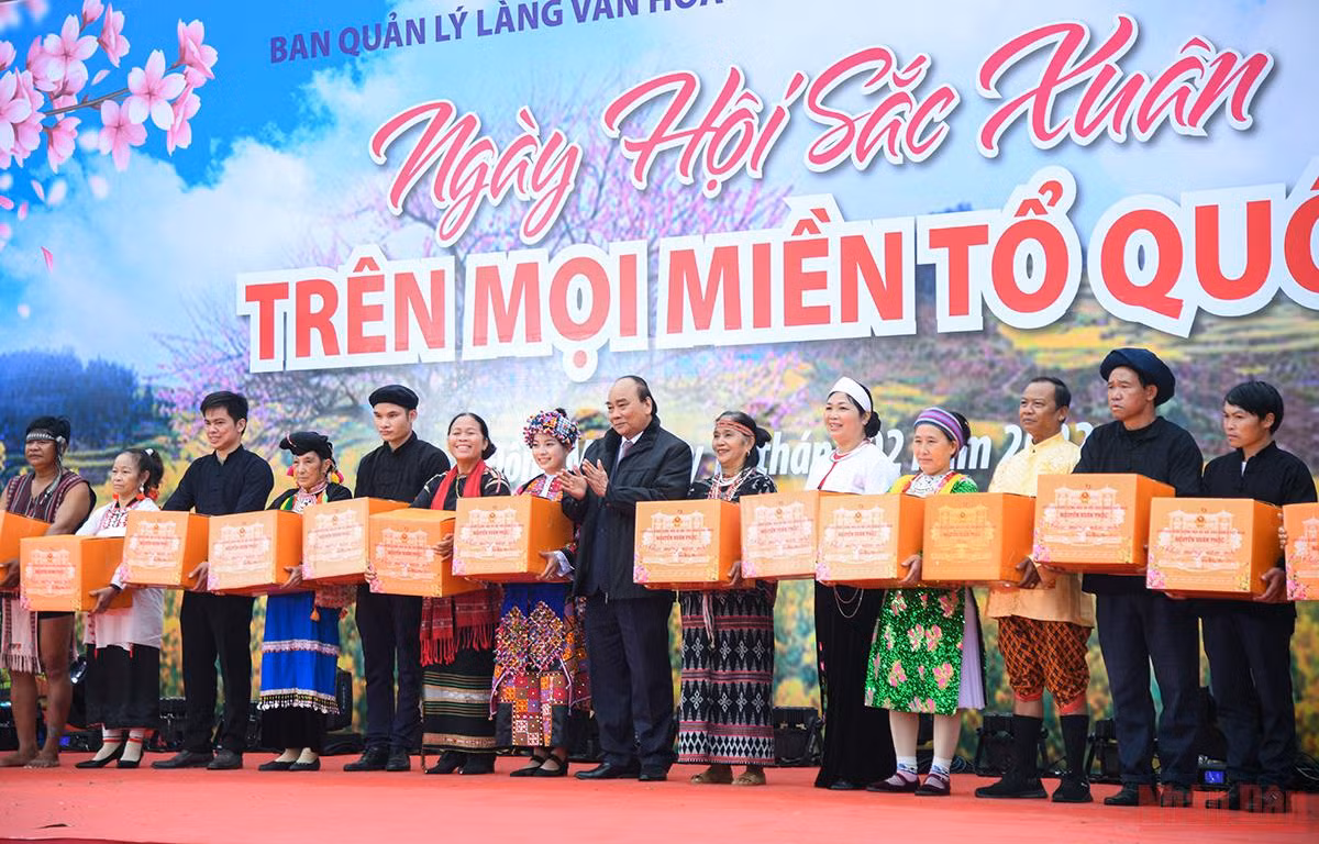 Chủ tịch nước Nguyễn Xuân Phúc dự Ngày hội “Sắc Xuân trên mọi miền Tổ quốc” năm 2022 -0