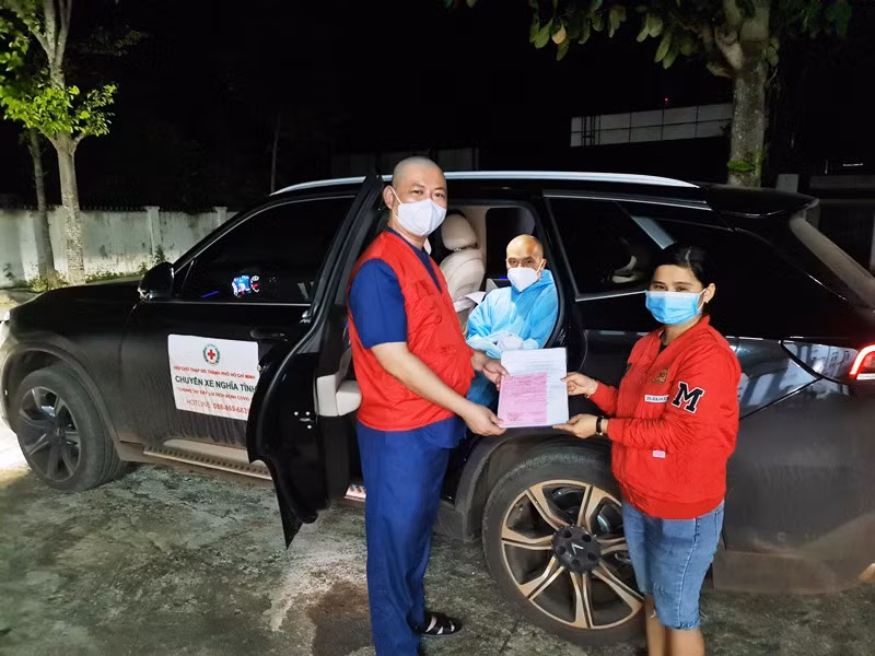 Khen thưởng các tình nguyện viên giúp người hoạn nạn -0
