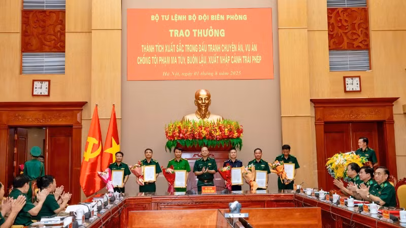 Đồng chí Trung tướng Nguyễn Anh Tuấn, Chính ủy Bộ đội Biên phòng trao thưởng cho các đơn vị có thành tích xuất sắc. (Ảnh: Bộ Tư lệnh Bộ đội Biên phòng)
