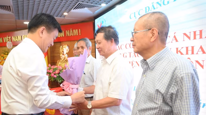gap-mat-cuc-dang-kiem-1713-3177.jpg