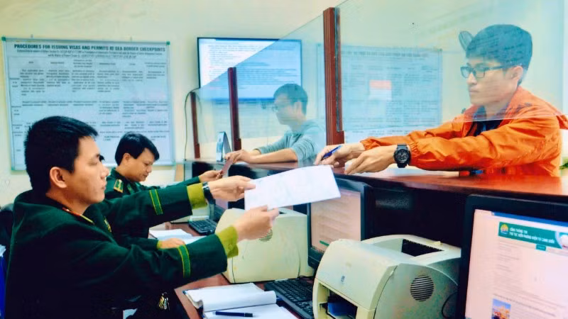 Cán bộ, chiến sĩ Biên phòng kiểm soát phương tiện xuất nhập cảnh tại Cửa khẩu cảng Hải Phòng.