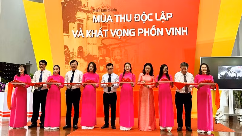 Các đại biểu cắt băng khai mạc triển lãm.