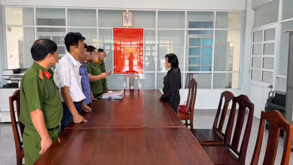 Công an khởi tố một đối tượng. (Ảnh: CTV)