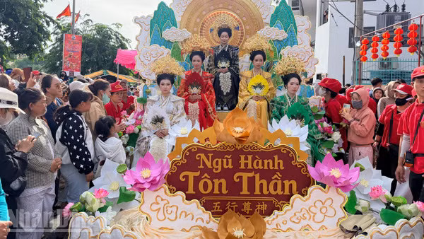 Lễ hội Trung Nguyên Kiến Tiêu Nghinh Ông Quan Thánh Đế Quân xuất du qua các đường phố. (ẢNH: THANH HẢI)