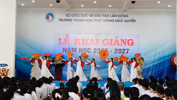 Tiết mục văn nghệ của Trường trung học phổ thông Ngô Quyền (đặc khu Phú Quý). (Ảnh: NGUYỄN HẢI)