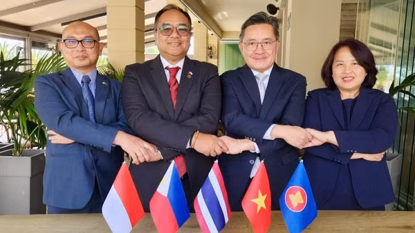 Đại sứ Phạm Thị Thu Hương cùng Đại sứ, Đại biện các nước thành viên Ủy ban ASEAN tại Hy Lạp. (Ảnh: Đại sứ quán Việt Nam tại Hy Lạp)