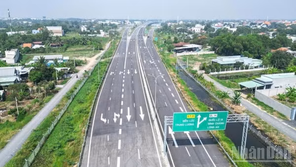 Bộ Xây dựng vừa có văn bản kiến nghị nghiên cứu nhiều tuyến cao tốc để hoàn thiện các trục dọc, trục ngang và hành lang đông-tây trước năm 2030 với tổng mức đầu tư gần 515.000 tỷ đồng. (Ảnh: HƯƠNG ĐỨC)