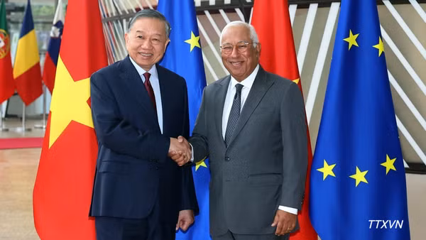 Chủ tịch Hội đồng châu Âu Antonio Costa đón Tổng Bí thư, Chủ tịch nước Tô Lâm. (Ảnh: TTXVN)