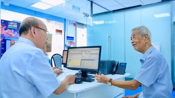 Người cao tuổi đến thăm khám tại Bệnh viện Thống Nhất. (Ảnh: KHANG ANH)