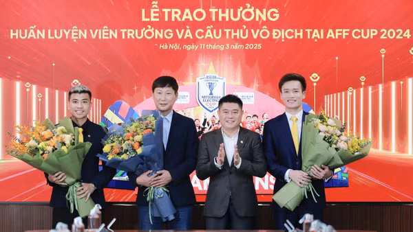 Ông Nguyễn Đức Thụy (thứ hai từ phải sang) đại diện LP Bank trao thưởng cho Huấn luyện viên trưởng và cầu thủ đội tuyển Việt Nam vô địch AFF Cup 2024. (Ảnh: LP Bank)
