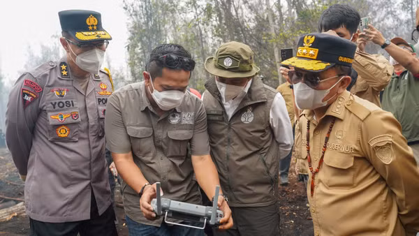 Kiểm tra thiết bị hỗ trợ chữa cháy rừng, cháy đất tại Tây Kalimantan. (Ảnh: TTXVN)