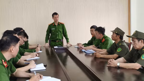Công an phường Hồng Gai họp triển khai nhiệm vụ và phân công lực lượng An ninh cơ sở phối hợp thực hiện nhiệm vụ.