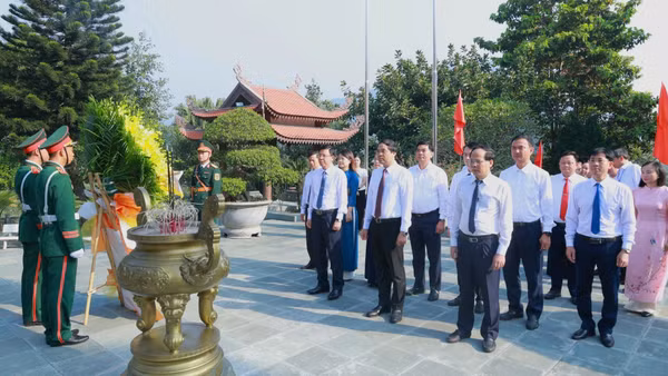 Lãnh đạo tỉnh Thái Nguyên dâng hương tưởng niệm Chủ tịch Hồ Chí Minh tại Nhà tưởng niệm Người ở ATK Định Hóa. (Ảnh: Ủy ban nhân dân tỉnh Thái Nguyên)