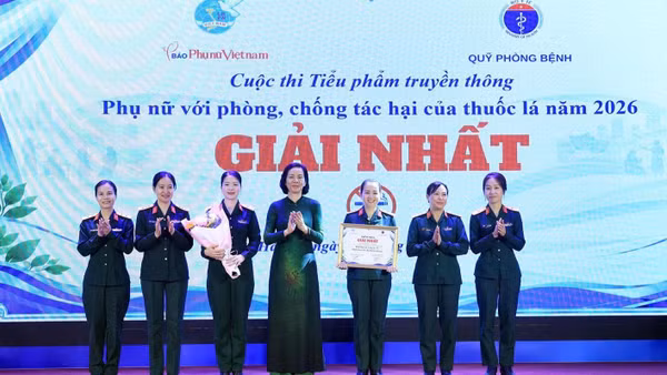 Phó Chủ tịch Hội Liên hiệp Phụ nữ Việt Nam Nguyễn Thị Minh Hương trao giải Nhất cho Tiểu phẩm “Tôi không tự cháy” - Hội Phụ nữ Công ty 35, Binh đoàn 19-Bộ Quốc phòng. (Ảnh: TUẤN ANH)