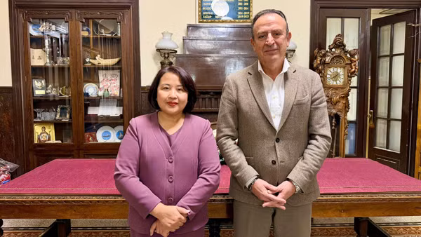 Đại sứ Việt Nam tại Hy Lạp Phạm Thị Thu Hương và Thị trưởng thành phố Ioannina, ông Thomas Begas. (Ảnh: Đại sứ quán Việt Nam tại Hy Lạp)
