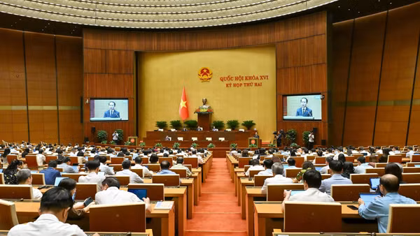 Quang cảnh phiên họp toàn thể tại hội trường Diên Hồng. (Ảnh: THỦY NGUYÊN)