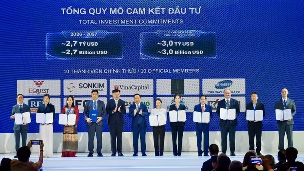 Chủ tịch Ủy ban nhân dân Thành phố Hồ Chí Minh Nguyễn Văn Được và Phó Chủ tịch Ủy ban nhân dân Thành phố Hồ Chí Minh Trương Minh Huy Vũ trao quyết định công nhận tư cách thành viên cho mười doanh nghiệp tại VIFC-HCMC. (Ảnh: HÙNG TRIỀU)