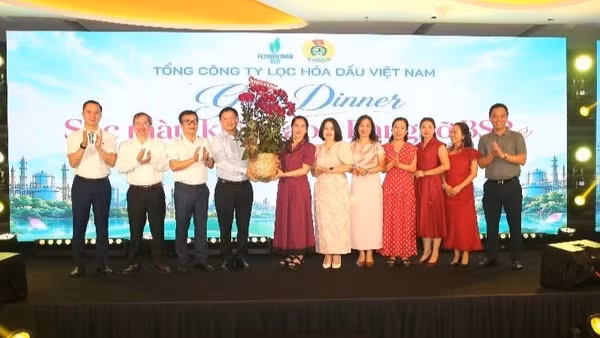 Ban Lãnh đạo Tổng công ty chúc mừng chị em phụ nữ BSR nhân ngày 20/10. (Nguồn ảnh: BSR)
