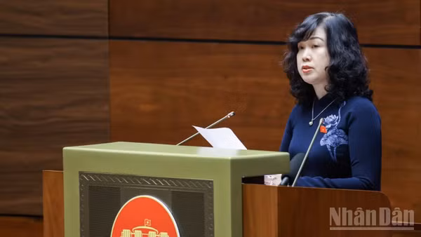 Bộ trưởng Y tế Đào Hồng Lan trình bày tờ trình tóm tắt dự án Luật Hiến, lấy, ghép mô, bộ phận cơ thể người và hiến, lấy xác (sửa đổi). (Ảnh: DUY LINH)