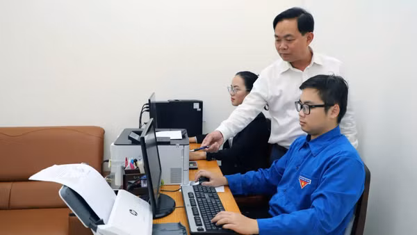 Cập nhật tài liệu số hóa lên hệ thống tại phường Lâm Viên-Đà Lạt. (Ảnh: MAI VĂN BẢO)