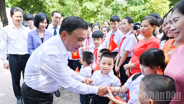 Thường trực Ban Bí thư Trần Cẩm Tú với các cháu thiếu nhi Làng trẻ em SOS Hà Nội.