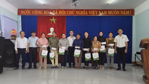 Lễ trao hỗ trợ an sinh cho thân nhân 19 gia đình ngư dân tàu cá QNa-90859-TS còn mất tích (Nguồn: ABIC)