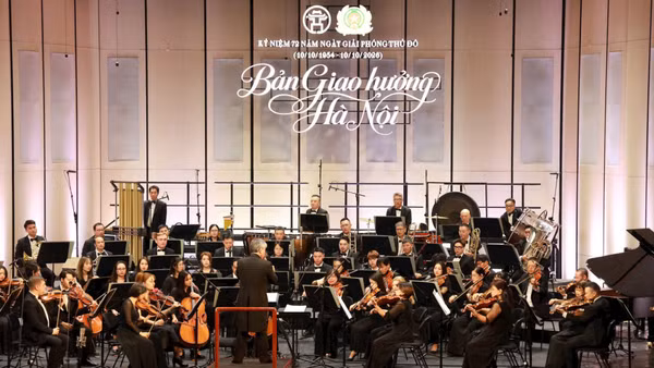 Chương trình "Bản giao hưởng Hà Nội" có sự tham gia biểu diễn của nhiều nghệ sĩ nổi tiếng và Dàn nhạc Giao hưởng Việt Nam. (Ảnh: VT)