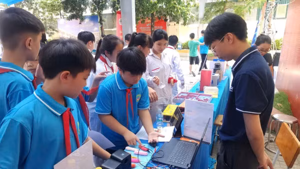 Học sinh Trường trung học cơ sở Nguyễn Trãi A (Hà Nội) hào hứng với hoạt động STEM. (Ảnh: LONG THÀNH)