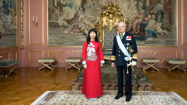 Đại sứ Phạm Thị Kim Hoa trình Quốc thư lên Nhà vua Thụy Điển Carl XVI Gustaf. (Ảnh: Đại sứ quán Việt Nam tại Thụy Điển)