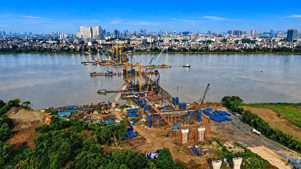 Các đơn vị thi công xây dựng cầu Trần Hưng Đạo (Hà Nội) đang tăng tốc để hoàn thành công trình vào quý II/2027. (Ảnh: ĐẠT PHƯƠNG)