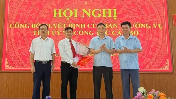 Đại diện lãnh đạo Sở Nội vụ Điện Biên và lãnh đạo xã Mường Tùng tặng hoa chúc mừng đồng chí Vũ Minh Hồng được Ban Thường vụ Tỉnh ủy luân chuyển, điều động nhận nhiệm vụ tại xã. (Ảnh: MƯỜNG TÙNG)