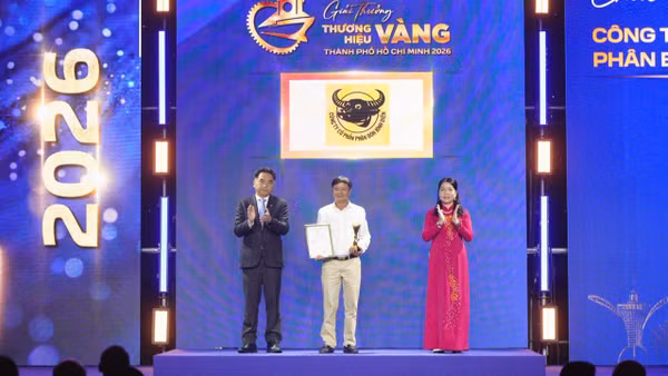Ông Lê Bá Định, Chủ tịch Công đoàn đại diện công ty nhận danh hiệu Thương hiệu vàng Thành phố Hồ Chí Minh. (Ảnh: QUANG ĐỊNH)