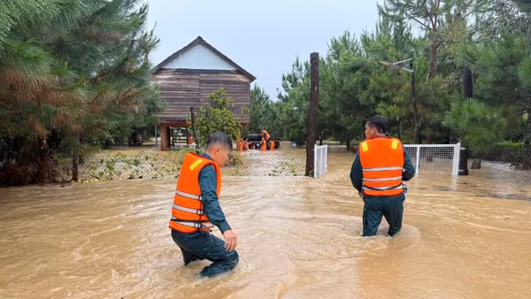 Cơ quan chức năng vẫn đang tiếp tục hỗ trợ người dân.