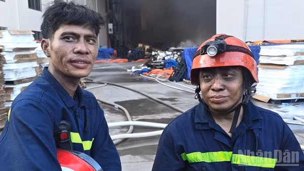 Hai chiến sĩ Cảnh sát phòng cháy, chữa cháy Công an thành phố Đồng Nai sau nhiều giờ cùng đồng đội thực hiện các biện pháp chữa cháy, khống chế và dập tắt đám cháy lớn tại Công ty trách nhiệm hữu hạn Uniwin Việt Nam.