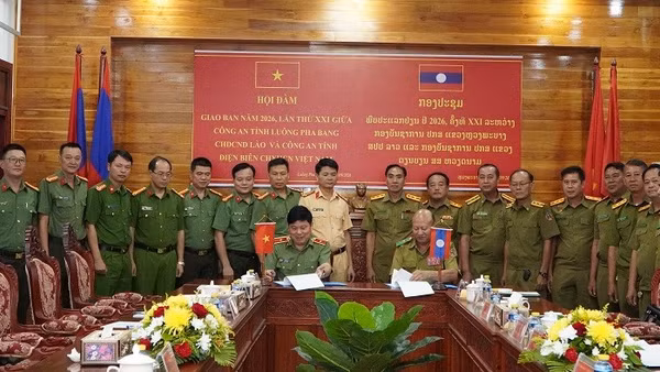 Thiếu tướng Vũ Văn Đấu, Giám đốc Công an tỉnh Điện Biên cùng lãnh đạo Công an Luang Prabang ký kết biên bản ghi nhớ hợp tác phòng, chống tội phạm. (Ảnh: Công an Điện Biên)