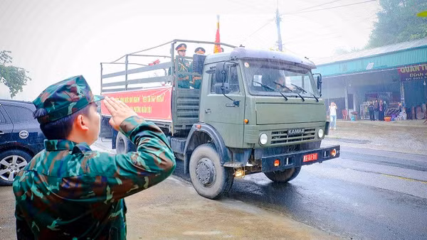 Cán bộ, chiến sĩ Điện Biên thực hiện nghi thức đưa 2 hài cốt liệt sĩ được cất bốc từ đỉnh đèo Pha Đin về Nghĩa trang liệt sĩ Độc Lập.